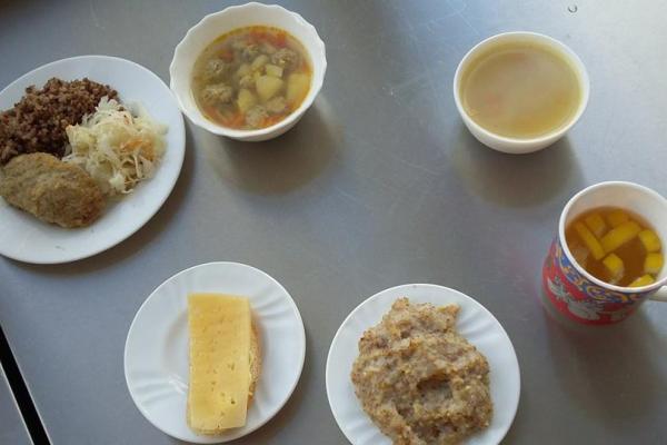 SIEKIAMA, KAD DAUGIAU VAIKŲ MAITINTŲSI NEMOKAMAI