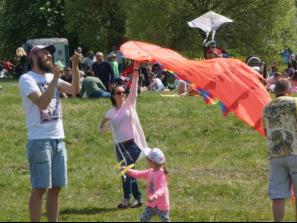 Briedis su begemotu pamokė vaikus, kaip įveikti pyktį ir dažniau šypsotis