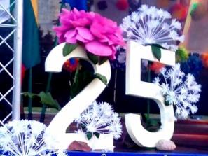 Linksmakalniui – 25