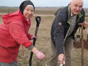 Vienuolių ir politikų draugystė greitai duos vaisių